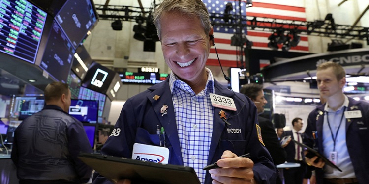 Dow Jones có pha lội ngược dòng ngoạn mục, chứng khoán Mỹ thoát chuỗi giảm điểm